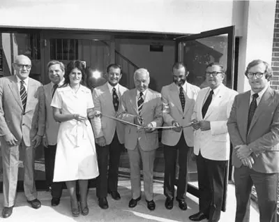 BondBank_Old-Ribbon-Cutting-min